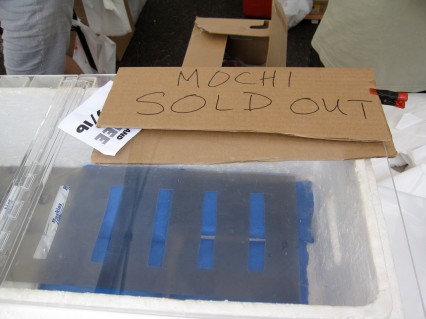 A sign that says "MOCHI SOLD OUT" sits next to an empty plastic container.